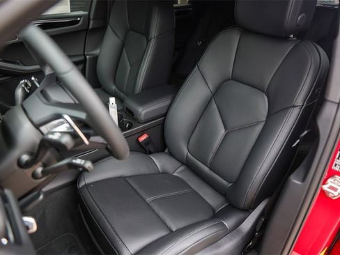 Certified 2025 Porsche Macan Turbo image 9