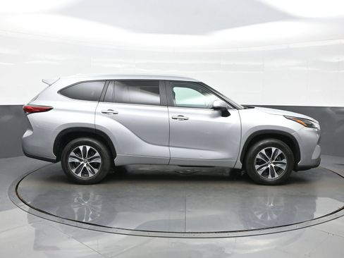 Used 2023 Toyota Highlander XLE FWD image 7