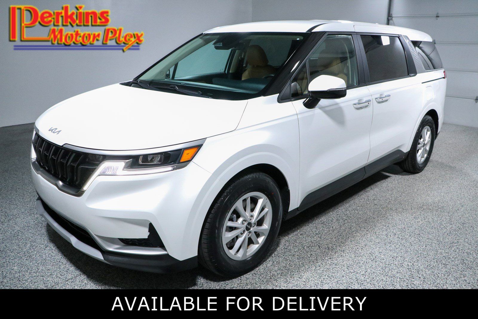 Used 2024 Kia Carnival LX FWD image 1