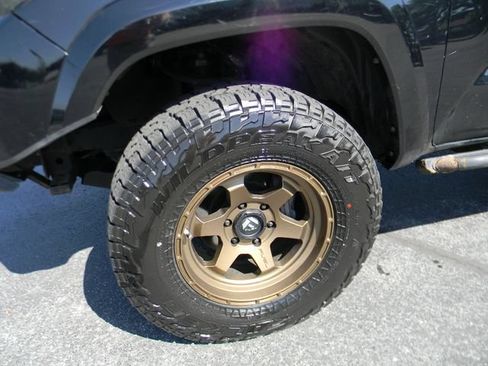 Used 2017 Toyota Tacoma TRD Sport w/ Tow Package (A/T) AWD/4WD image 9