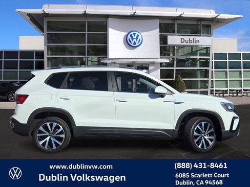 Certified 2022 Volkswagen Taos SE image 3