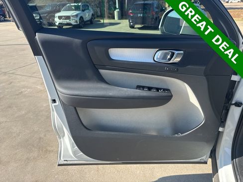 Used 2022 Volvo XC40 T5 Momentum image 18