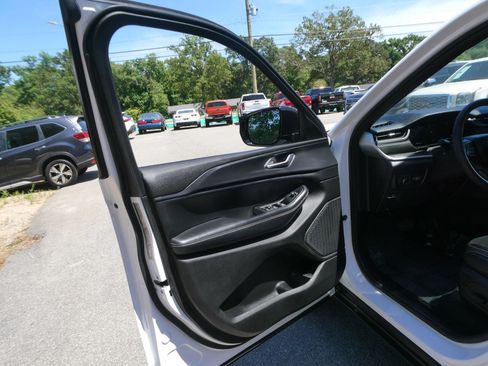 Used 2023 Jeep Grand Cherokee Altitude AWD/4WD image 13