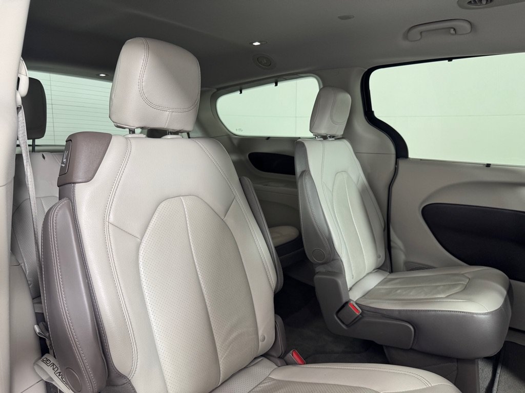 Used 2017 Chrysler Pacifica Touring-L Plus w/ Tire & Wheel Group FWD image 26