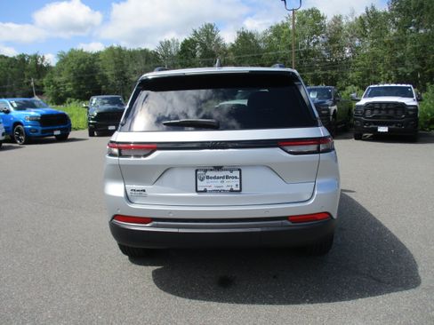 Used 2026 Jeep Grand Cherokee Altitude AWD/4WD image 5