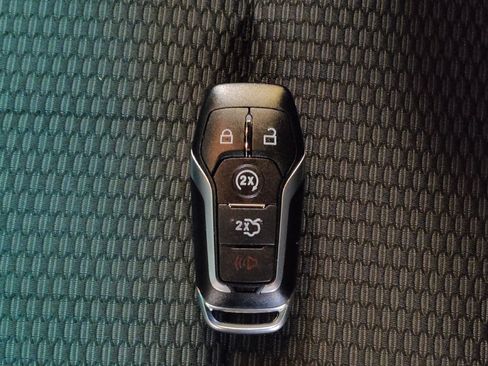 Used 2016 Ford Explorer XLT w/ Equipment Group 201A FWD image 32