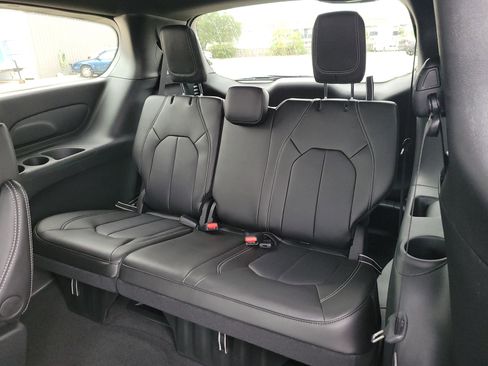 New 2026 Chrysler Pacifica Select image 17