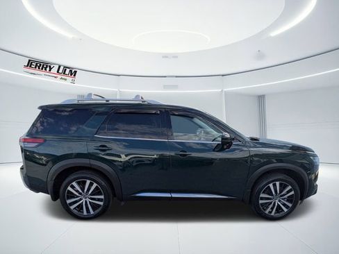 Used 2024 Nissan Pathfinder Platinum FWD image 2