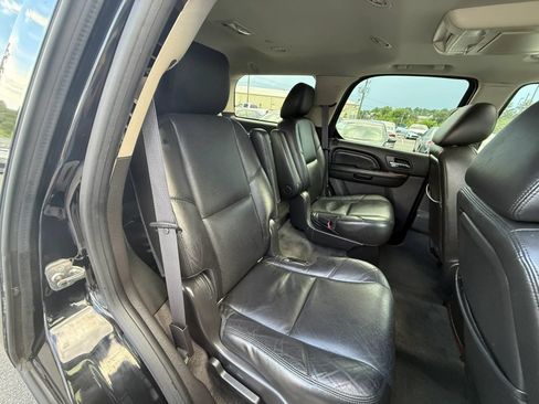 Used 2011 Cadillac Escalade Premium RWD image 19