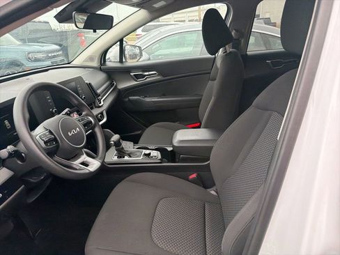 Used 2025 Kia Sportage LX FWD image 2