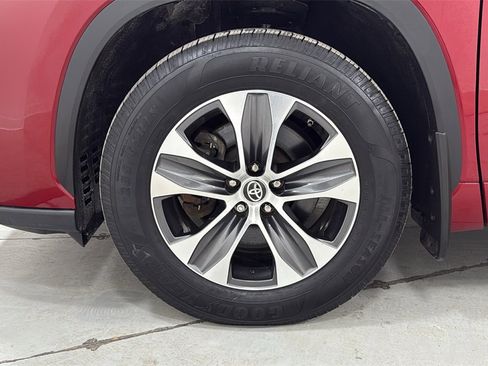 Certified 2023 Toyota Highlander XLE image 25