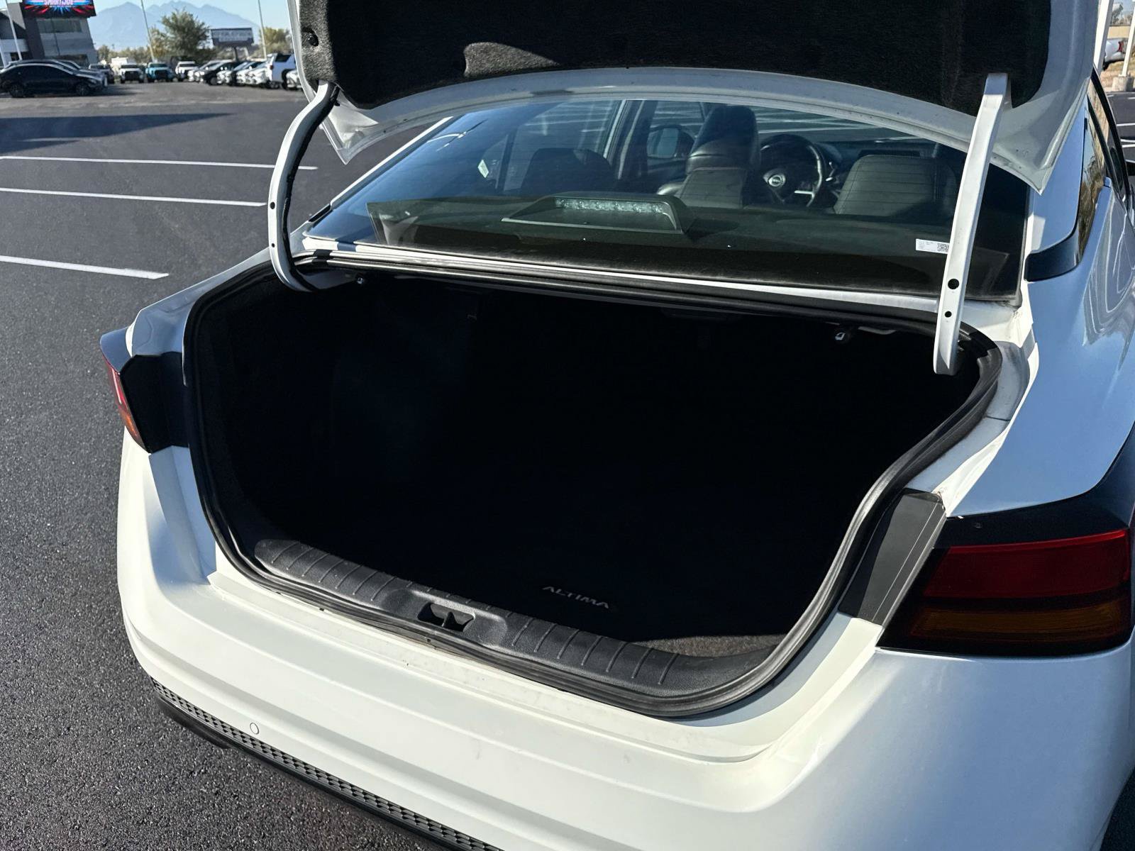 Used 2025 Nissan Altima 2.5 SR FWD image 16