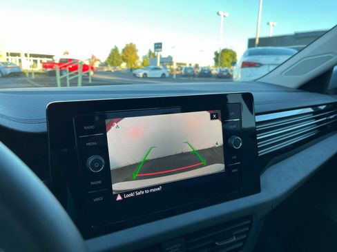 Used 2025 Volkswagen Jetta SE image 17