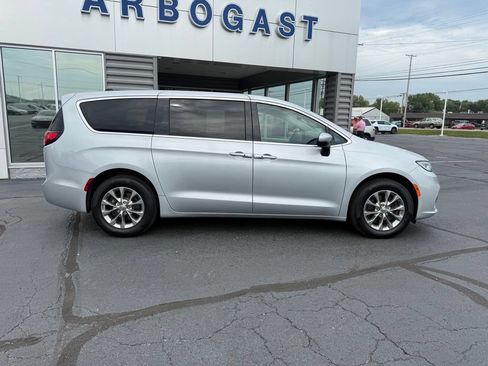 Used 2023 Chrysler Pacifica Touring-L AWD/4WD image 4