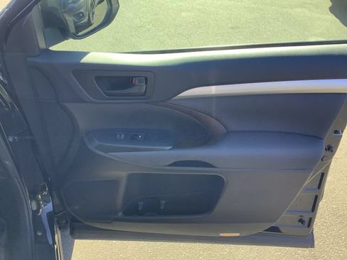 Used 2018 Toyota Highlander LE FWD image 38