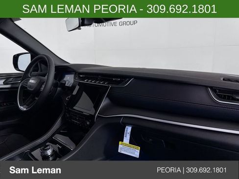 New 2025 Jeep Grand Cherokee Altitude image 28