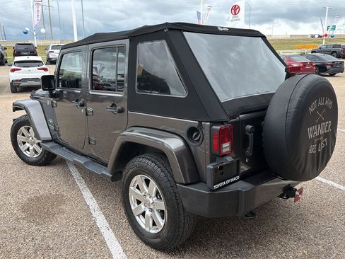 Used 2018 Jeep Wrangler Unlimited Sahara w/ Connectivity Group AWD/4WD image 5