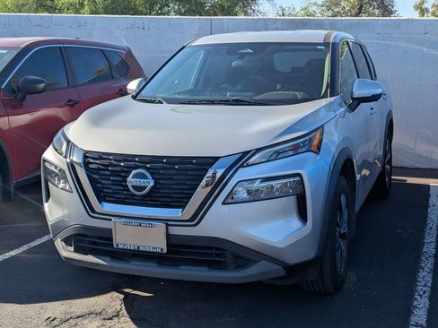 Used 2021 Nissan Rogue SV image 2