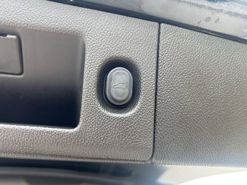 Used 2015 Cadillac Escalade Premium image 18