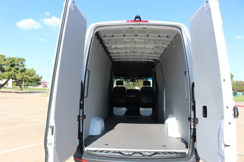 Used 2025 Mercedes-Benz Sprinter 2500 image 8