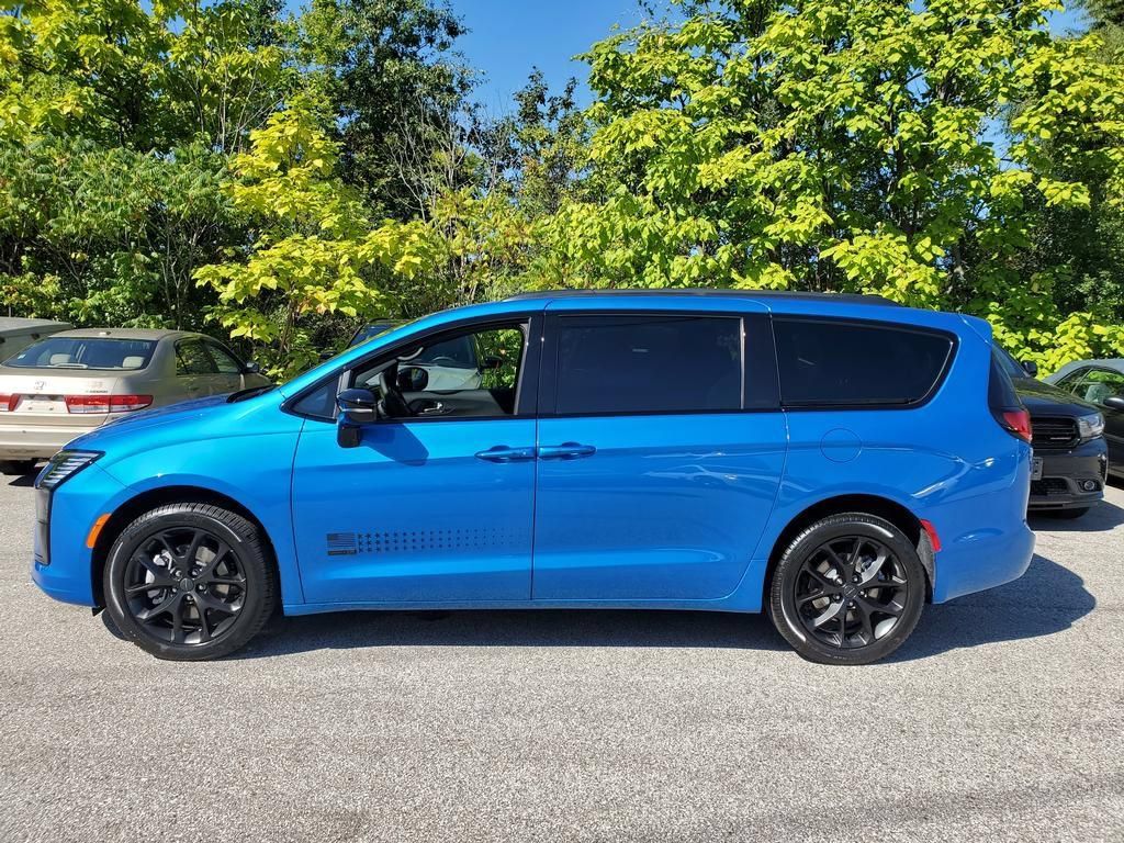 New 2027 Chrysler Pacifica Select AWD/4WD image 3