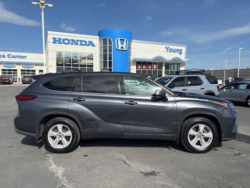 Used 2020 Toyota Highlander LE AWD/4WD image 2