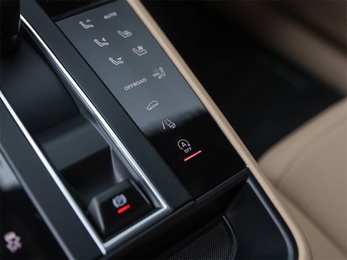 Used 2025 Porsche Macan image 28