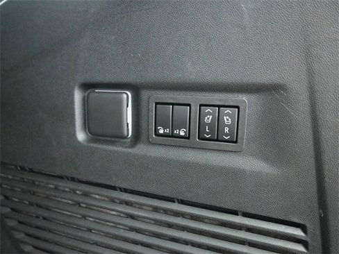 Used 2024 Chevrolet Suburban Premier w/ Advanced Technology Package image 23