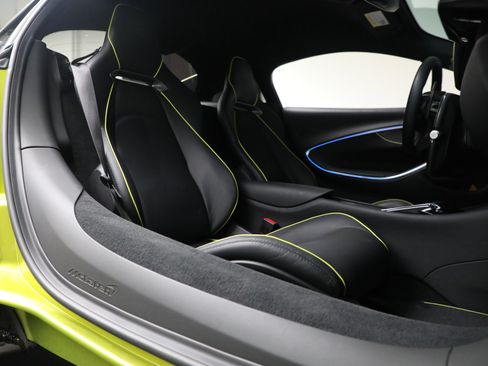 Used 2024 McLaren Artura image 21