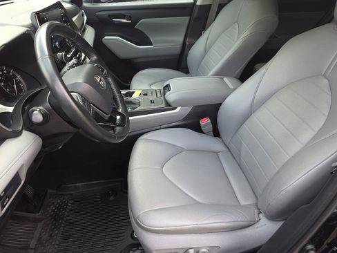 Used 2021 Toyota Highlander XLE FWD image 11