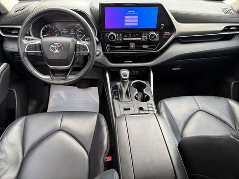 Used 2023 Toyota Highlander XLE image 10