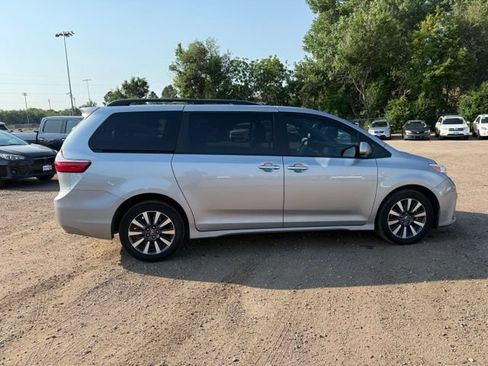 Used 2018 Toyota Sienna XLE Premium AWD/4WD image 7