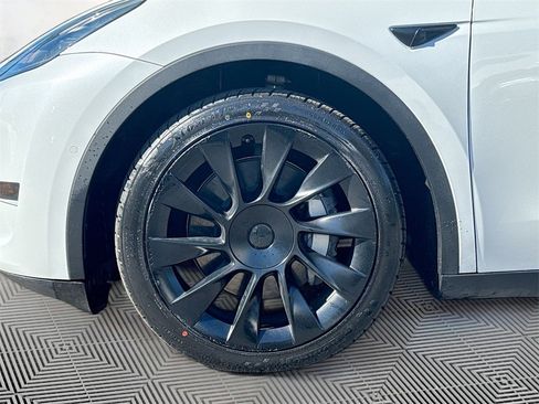 Used 2022 Tesla Model Y Long Range image 32