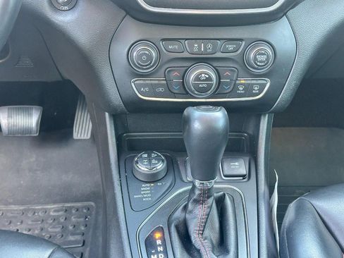 Used 2019 Jeep Cherokee Trailhawk w/ Cold Weather Group AWD/4WD image 14