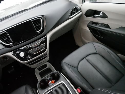 Used 2024 Chrysler Pacifica Touring-L image 11