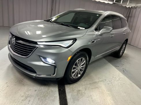 Used 2023 Buick Enclave Essence image 3