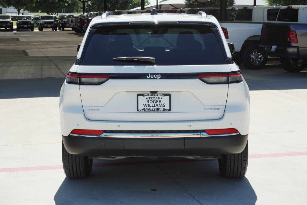 Used 2025 Jeep Grand Cherokee Laredo X AWD/4WD image 4