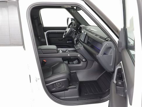 Used 2025 Land Rover Defender 110 X-Dynamic SE image 19