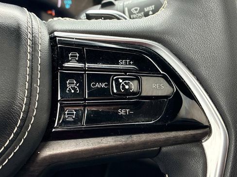 Used 2023 Jeep Grand Cherokee Overland w/ Luxury Tech Group IV AWD/4WD image 31