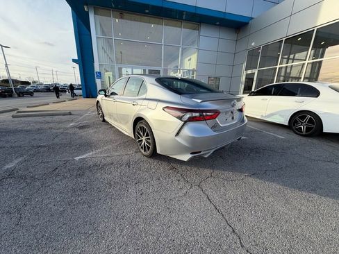 Used 2022 Toyota Camry SE image 3