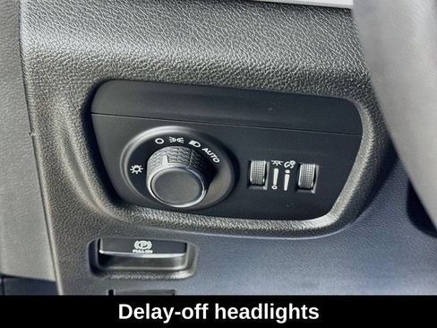 Used 2023 Jeep Grand Cherokee Altitude RWD image 12