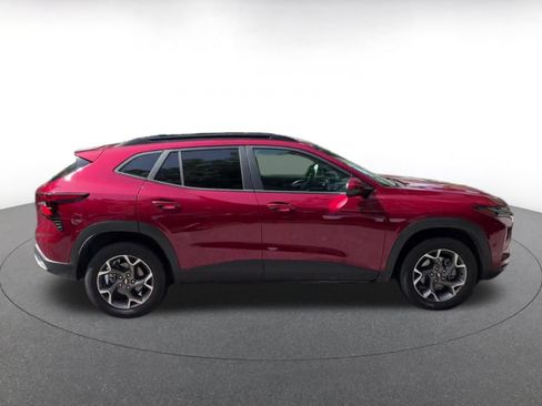 Used 2025 Chevrolet Trax LT FWD image 16