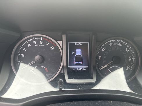 Used 2021 Toyota Tacoma TRD Sport w/ Technology Package image 6