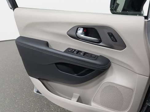 Used 2024 Chrysler Pacifica Touring-L FWD image 27