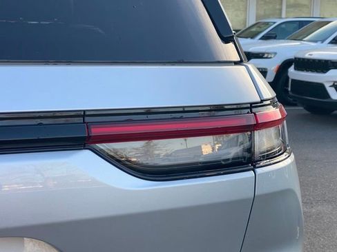 New 2025 Jeep Grand Cherokee Altitude image 18