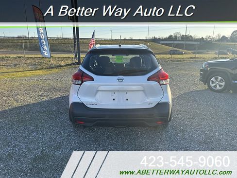 Used 2018 Nissan Kicks SV image 12