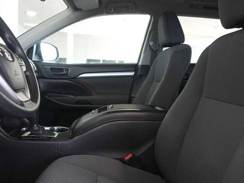 Used 2015 Toyota Highlander LE FWD image 11