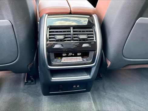 Used 2023 BMW X7 xDrive40i w/ M Sport Package AWD/4WD image 38
