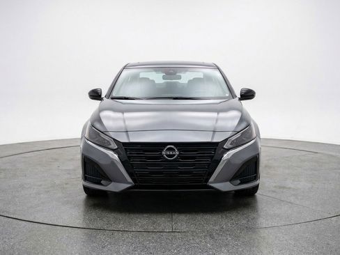Used 2025 Nissan Altima 2.5 SV FWD image 2