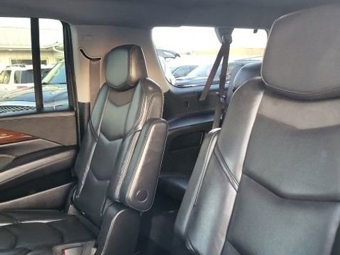 Used 2019 Cadillac Escalade ESV Premium Luxury image 16